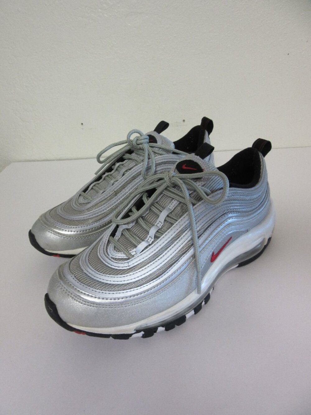 NIKE Silver Bullet Metallic Silver Futuristic 7Y Sleek Cushioned Running Shoe